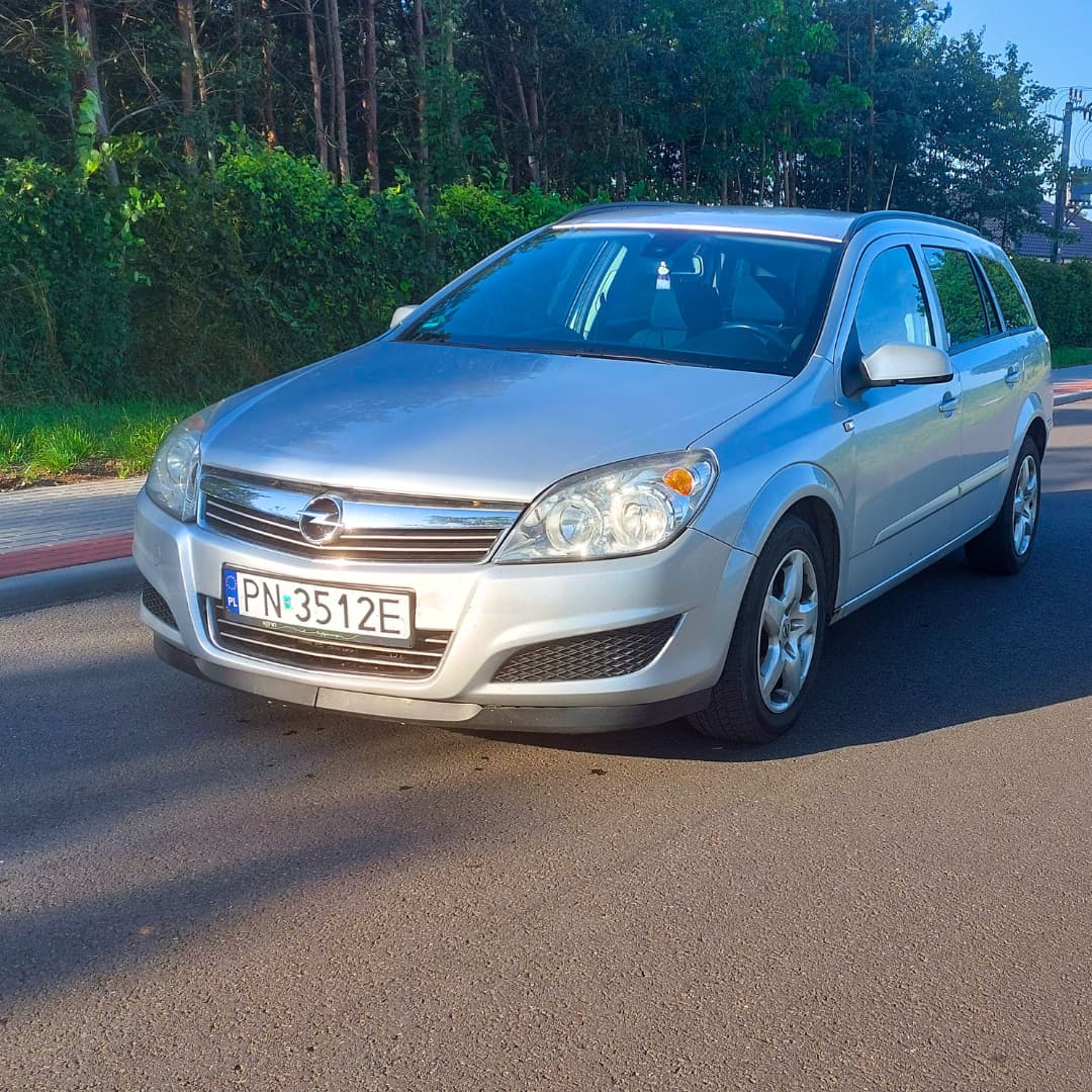 Opel Astra srebna kombi